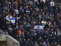 168娱乐-邮报-热刺对阵富勒姆，有热刺粉丝在看台举以色列国旗以表支持