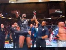 168娱乐-“加油！冠军”格拉利什庆祝UFC明星爱德华兹卫冕次中量级冠军
