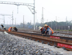 广州白云站枢纽工程长轨铺设正式启动，预计10月底完成正线任务