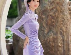 168娱乐-优雅魅力尽显-陈都灵身着紫罗兰旗袍，清新而又飘逸