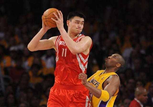 中国篮球前任大魔王曾经被168娱乐天王黑曼巴撞伤过