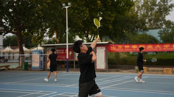 168娱乐-山东外事职业大学济南校区举行2023年体育节羽毛球比赛