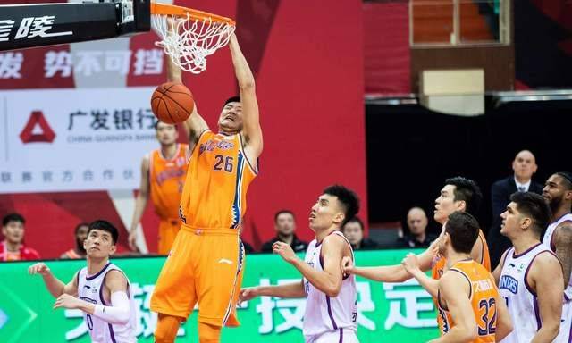 168娱乐-CBA曝出大冷门，王哲林或被裁，上海男篮有望摆脱联赛第一大混子