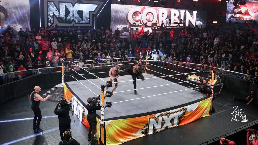 168娱乐-WWE为赢得收视大战狂加猛料，葬爷现身NXT力挫“肌肉小爹”