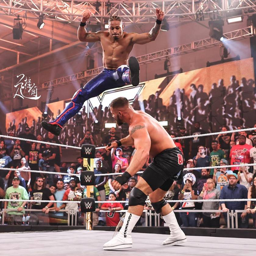 168娱乐-WWE为赢得收视大战狂加猛料，葬爷现身NXT力挫“肌肉小爹”