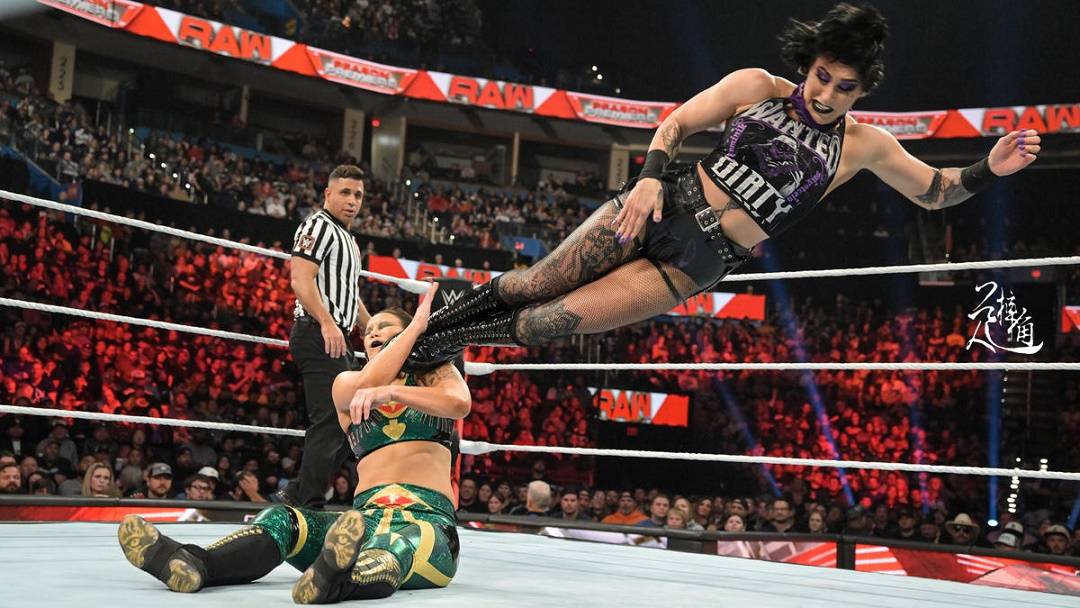 168娱乐-WWE双打腰带重回“审判号”手中，雷亚将同时对阵4个“大姐姐”
