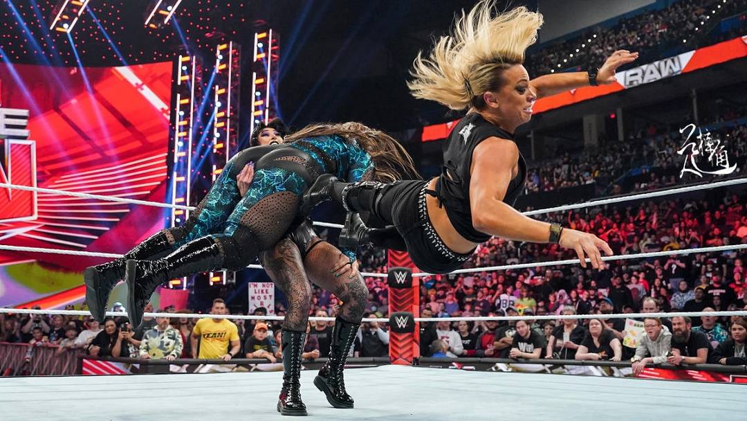 168娱乐-WWE双打腰带重回“审判号”手中，雷亚将同时对阵4个“大姐姐”